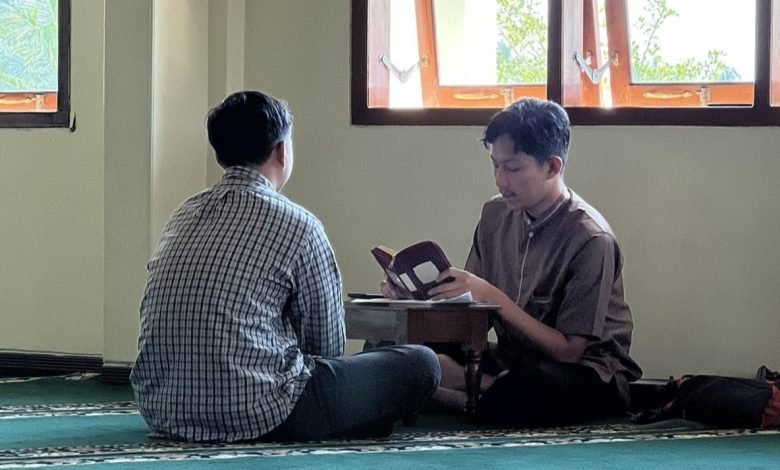 Mahasiswa Akademi Kesehatan Muhammadiyah Temanggung sedang menempuh ujian lisan hafalan Al-Qur'an di dalam masjid.