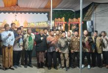 Foto bersama pengurus BikersMu Boyolali, jajaran PDM Boyolali, dan tokoh masyarakat di depan panggung wayang kulit saat acara pelantikan.
