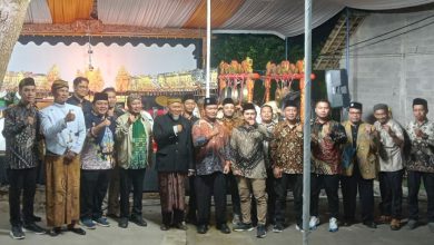 Foto bersama pengurus BikersMu Boyolali, jajaran PDM Boyolali, dan tokoh masyarakat di depan panggung wayang kulit saat acara pelantikan.