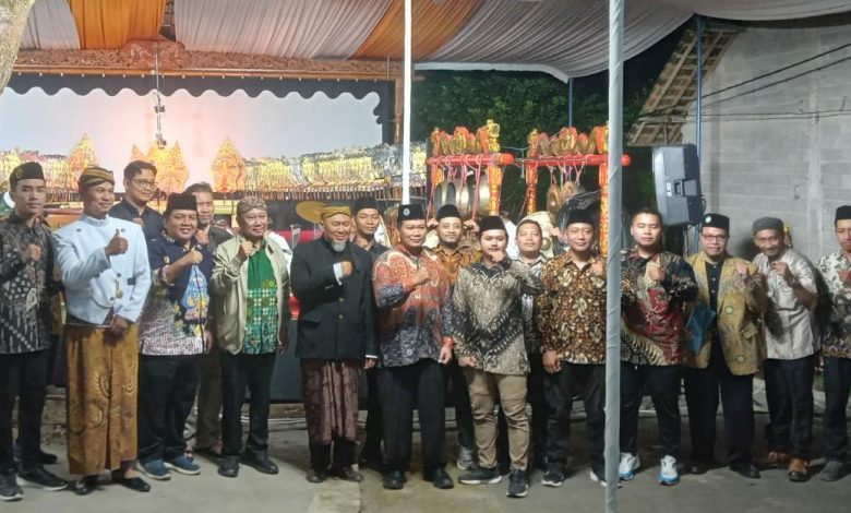 Foto bersama pengurus BikersMu Boyolali, jajaran PDM Boyolali, dan tokoh masyarakat di depan panggung wayang kulit saat acara pelantikan.