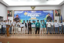 Para pemenang kompetisi Mobile Legends Jateng dan inovasi teknologi TechNova berfoto bersama di panggung PIMPEL PITCOMFEST 2026 UMS.
