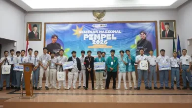 Para pemenang kompetisi Mobile Legends Jateng dan inovasi teknologi TechNova berfoto bersama di panggung PIMPEL PITCOMFEST 2026 UMS.
