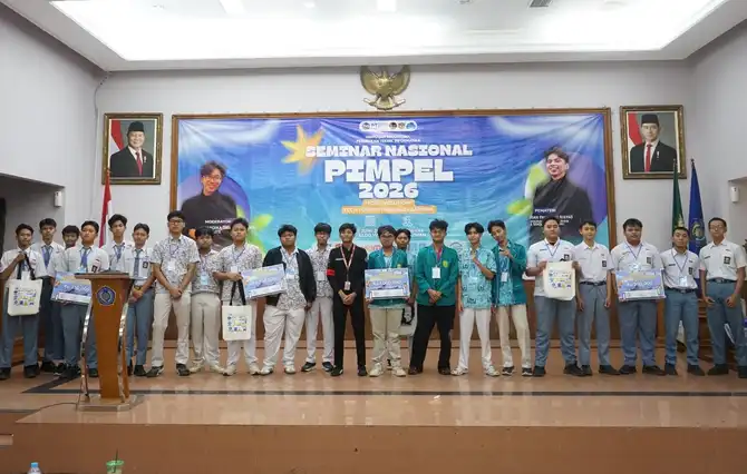 Para pemenang kompetisi Mobile Legends Jateng dan inovasi teknologi TechNova berfoto bersama di panggung PIMPEL PITCOMFEST 2026 UMS.
