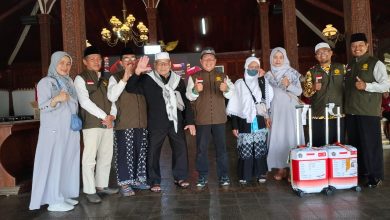 Foto bersama jajaran pengurus organisasi bersama jemaah haji kader Muhammadiyah di dalam gedung pendopo berarsitektur tradisional.