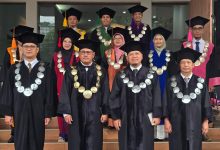 Jajaran rektorat dan senat akademik Universitas Muhammadiyah Indonesia bersama perwakilan UMS pada momen wisuda historis.