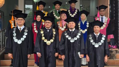 Jajaran rektorat dan senat akademik Universitas Muhammadiyah Indonesia bersama perwakilan UMS pada momen wisuda historis.