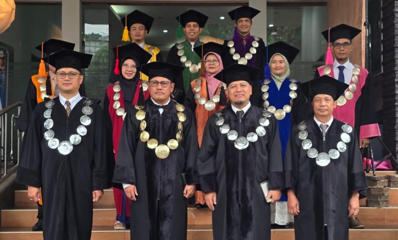 Jajaran rektorat dan senat akademik Universitas Muhammadiyah Indonesia bersama perwakilan UMS pada momen wisuda historis.