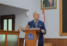 Rektor UMS Prof. Dr. Harun Joko Prayitno, M.Hum., memberikan sambutan di podium berlogo Universitas Muhammadiyah Surakarta dalam acara pembinaan mahasiswa penerima Beasiswa UMS.
