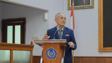 Rektor UMS Prof. Dr. Harun Joko Prayitno, M.Hum., memberikan sambutan di podium berlogo Universitas Muhammadiyah Surakarta dalam acara pembinaan mahasiswa penerima Beasiswa UMS.