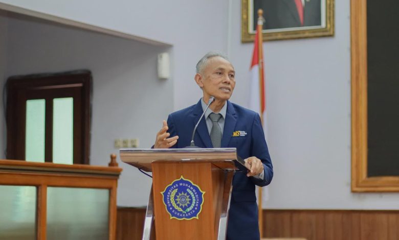 Rektor UMS Prof. Dr. Harun Joko Prayitno, M.Hum., memberikan sambutan di podium berlogo Universitas Muhammadiyah Surakarta dalam acara pembinaan mahasiswa penerima Beasiswa UMS.