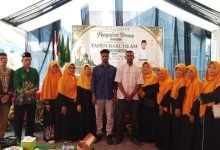 Mahasiswa internasional UMP asal Mali dan Sudan berfoto bersama jamaah dalam perayaan Tahun Baru Islam 1448 Hijriyah di Cilacap.