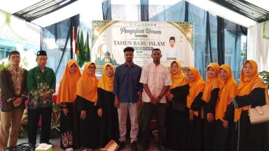 Mahasiswa internasional UMP asal Mali dan Sudan berfoto bersama jamaah dalam perayaan Tahun Baru Islam 1448 Hijriyah di Cilacap.