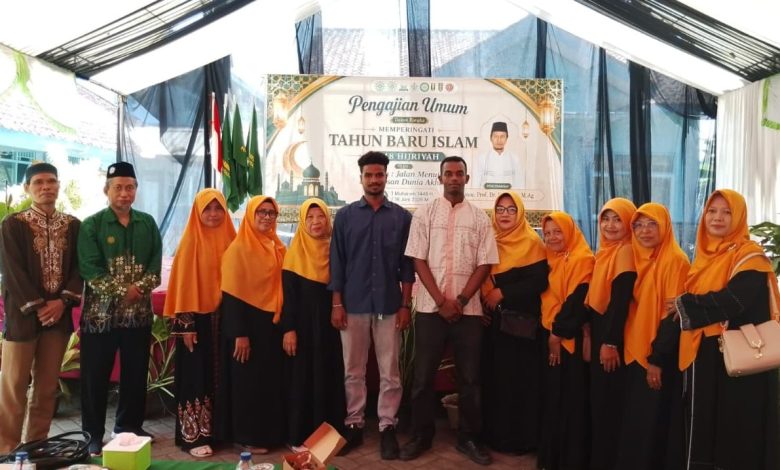 Mahasiswa internasional UMP asal Mali dan Sudan berfoto bersama jamaah dalam perayaan Tahun Baru Islam 1448 Hijriyah di Cilacap.
