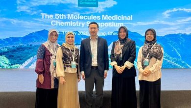 Empat dosen wanita Fakultas Farmasi UMP berfoto bersama seorang pembicara internasional di depan layar besar bertuliskan MMCS 2026 di Beijing China.