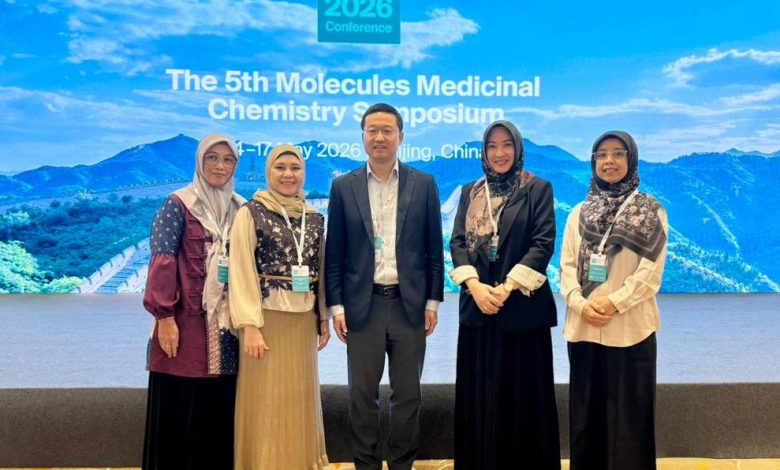 Empat dosen wanita Fakultas Farmasi UMP berfoto bersama seorang pembicara internasional di depan layar besar bertuliskan MMCS 2026 di Beijing China.