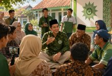 Kelompok mubaligh dan kader Muhammadiyah berdiskusi santai di lingkungan sekolah dengan pekerja lapangan, menampilkan dakwah kultural yang inklusif dan membumi.