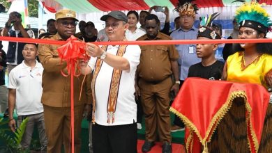 Mendikdasmen Abdul Mu'ti melakukan prosesi gunting pita dalam peresmian program revitalisasi sekolah 2026 di salah satu wilayah 3T.