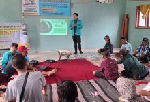 Mahasiswa UMS sedang memberikan materi presentasi pelatihan sistem pertanian pintar vermikompos dan smart-wicking di hadapan Komunitas Disabilitas Karya Manunggal Boyolali.
