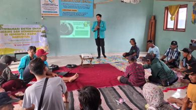 Mahasiswa UMS sedang memberikan materi presentasi pelatihan sistem pertanian pintar vermikompos dan smart-wicking di hadapan Komunitas Disabilitas Karya Manunggal Boyolali.