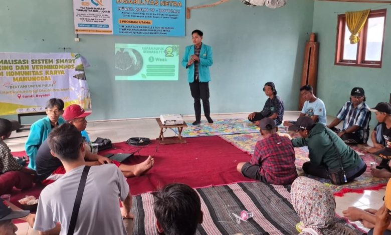 Mahasiswa UMS sedang memberikan materi presentasi pelatihan sistem pertanian pintar vermikompos dan smart-wicking di hadapan Komunitas Disabilitas Karya Manunggal Boyolali.