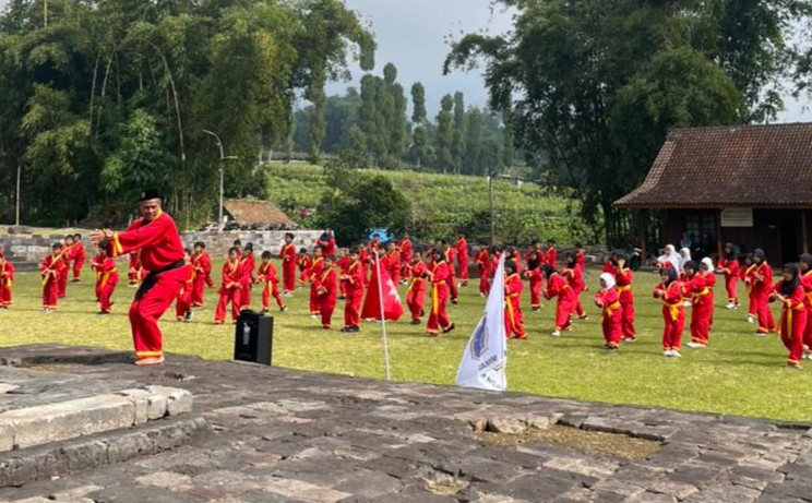 Latihan kolosal Tapak Suci siswa SD Muhammadiyah Ngadirejo di Situs Liyangan Temanggung untuk menyambut Tahun Baru Islam 2026.
