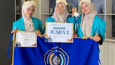 Tiga mahasiswa PG-PAUD UMS tersenyum memakai jas almamater biru sembari memegang sertifikat, medali, dan papan penghargaan Juara 2 EKKN 4 tahun 2026, di depannya terbentang bendera biru Universitas Muhammadiyah Surakarta.