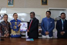Penandatanganan kerja sama riset tanaman herbal Indonesia antara Universitas Muhammadiyah Surakarta UMS dan University of Asia Pacific UAP Bangladesh.