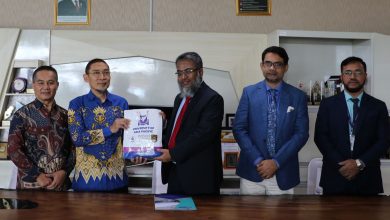 Penandatanganan kerja sama riset tanaman herbal Indonesia antara Universitas Muhammadiyah Surakarta UMS dan University of Asia Pacific UAP Bangladesh.
