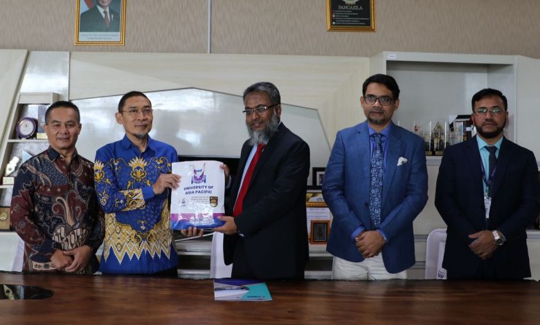 Penandatanganan kerja sama riset tanaman herbal Indonesia antara Universitas Muhammadiyah Surakarta UMS dan University of Asia Pacific UAP Bangladesh.
