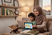Wali santri perempuan (ibu-ibu) berdiri bersama pengurus TPQ Aisyiyah Manafi’ul Ulum Blimbingrejo Jepara dalam aula acara seminar parenting islami, 16 Juni 2026.
