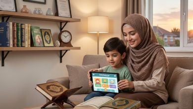 Wali santri perempuan (ibu-ibu) berdiri bersama pengurus TPQ Aisyiyah Manafi’ul Ulum Blimbingrejo Jepara dalam aula acara seminar parenting islami, 16 Juni 2026.