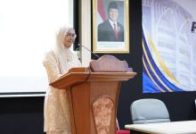 Seorang wisudawati berhijab sedang menyampaikan sambutan di podium pada acara Pelepasan Pascasarjana Universitas Muhammadiyah Surakarta.