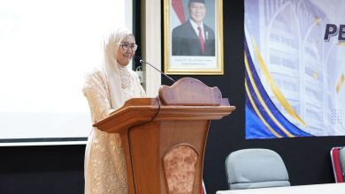 Seorang wisudawati berhijab sedang menyampaikan sambutan di podium pada acara Pelepasan Pascasarjana Universitas Muhammadiyah Surakarta.