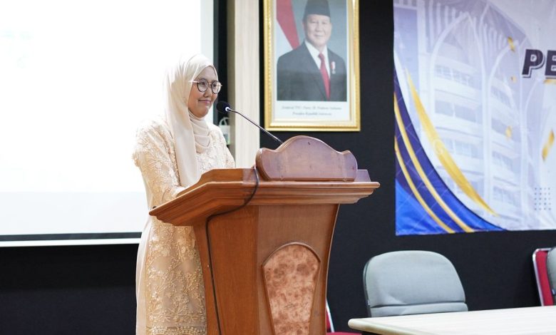 Seorang wisudawati berhijab sedang menyampaikan sambutan di podium pada acara Pelepasan Pascasarjana Universitas Muhammadiyah Surakarta.