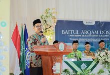 Wakil Rektor UMS Dr Mutohharun Jinan memberikan sambutan dalam acara Baitul Arqam UMS untuk dosen di Karanganyar.