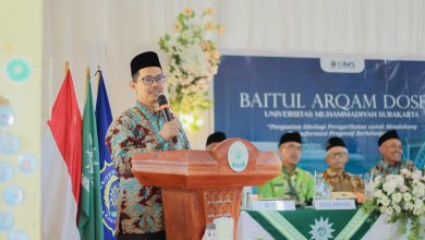 Wakil Rektor UMS Dr Mutohharun Jinan memberikan sambutan dalam acara Baitul Arqam UMS untuk dosen di Karanganyar.