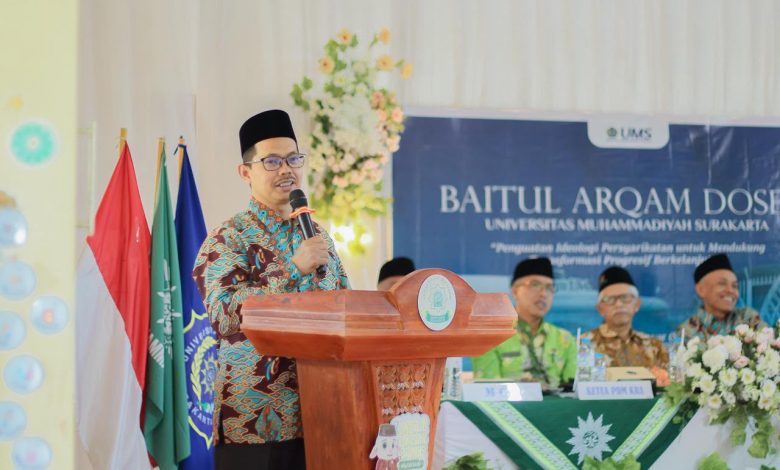 Wakil Rektor UMS Dr Mutohharun Jinan memberikan sambutan dalam acara Baitul Arqam UMS untuk dosen di Karanganyar.