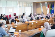 Suasana pertemuan benchmarking antara Direktorat Akademik dan Admisi UMS dengan jajaran delegasi UMY di Ruang Sidang BPH UMS Surakarta untuk membahas strategi pendaftaran mahasiswa baru.