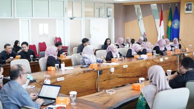 Suasana pertemuan benchmarking antara Direktorat Akademik dan Admisi UMS dengan jajaran delegasi UMY di Ruang Sidang BPH UMS Surakarta untuk membahas strategi pendaftaran mahasiswa baru.