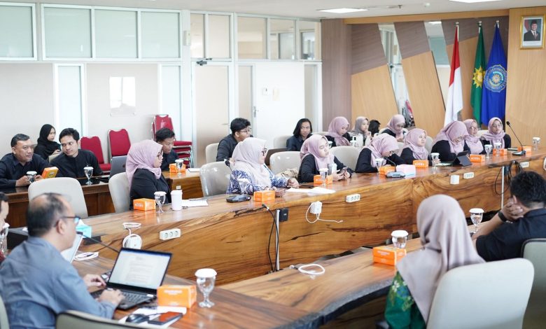 Suasana pertemuan benchmarking antara Direktorat Akademik dan Admisi UMS dengan jajaran delegasi UMY di Ruang Sidang BPH UMS Surakarta untuk membahas strategi pendaftaran mahasiswa baru.
