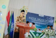 Prof. Dr. H. Sutrisno, M.Ag., Majelis Diktilitbang PP Muhammadiyah, berpidato di podium pada acara Baitul Arqam Dosen UMS di Karanganyar, Juni 2026.