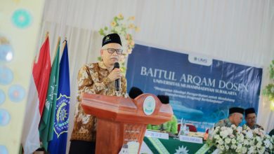 Prof. Dr. H. Sutrisno, M.Ag., Majelis Diktilitbang PP Muhammadiyah, berpidato di podium pada acara Baitul Arqam Dosen UMS di Karanganyar, Juni 2026.