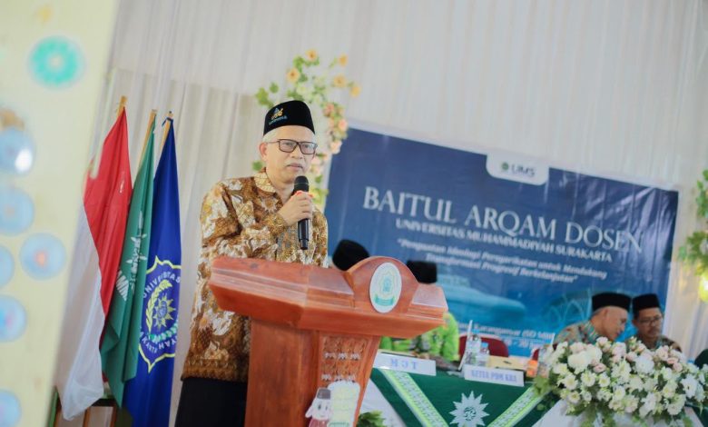 Prof. Dr. H. Sutrisno, M.Ag., Majelis Diktilitbang PP Muhammadiyah, berpidato di podium pada acara Baitul Arqam Dosen UMS di Karanganyar, Juni 2026.