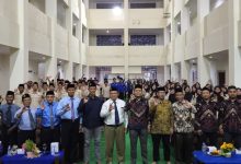 Foto bersama jajaran pimpinan PDM Banyumas, LPPI, dan pengelola Asrama Unggulan UMP KH Abu Dardiri bersama 125 mahasantri peserta Baitul Arqom di gedung Universitas Muhammadiyah Purwokerto.