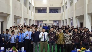Foto bersama jajaran pimpinan PDM Banyumas, LPPI, dan pengelola Asrama Unggulan UMP KH Abu Dardiri bersama 125 mahasantri peserta Baitul Arqom di gedung Universitas Muhammadiyah Purwokerto.
