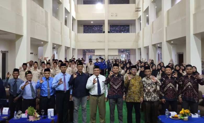 Foto bersama jajaran pimpinan PDM Banyumas, LPPI, dan pengelola Asrama Unggulan UMP KH Abu Dardiri bersama 125 mahasantri peserta Baitul Arqom di gedung Universitas Muhammadiyah Purwokerto.