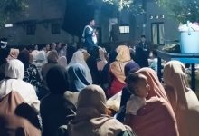 Warga Muhammadiyah Simbang Doro duduk lesehan menyimak ceramah pengajian akbar menyambut Tahun Baru Islam 1448 H pada malam hari.