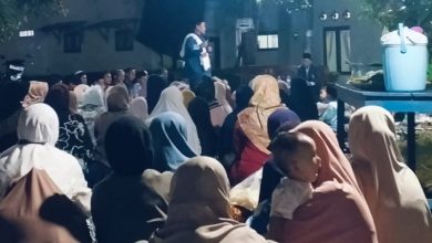 Warga Muhammadiyah Simbang Doro duduk lesehan menyimak ceramah pengajian akbar menyambut Tahun Baru Islam 1448 H pada malam hari.