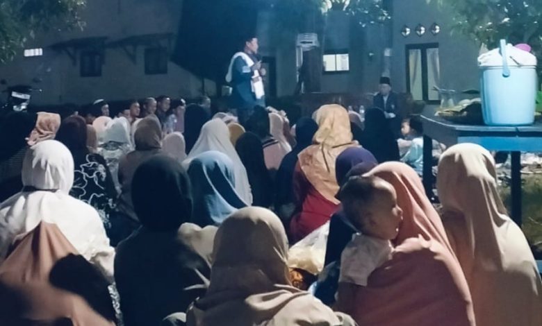 Warga Muhammadiyah Simbang Doro duduk lesehan menyimak ceramah pengajian akbar menyambut Tahun Baru Islam 1448 H pada malam hari.