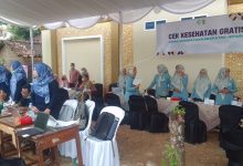 Petugas Dinkes Jepara melayani warga dalam program pemeriksaan kesehatan gratis di pengajian PDM Jepara.